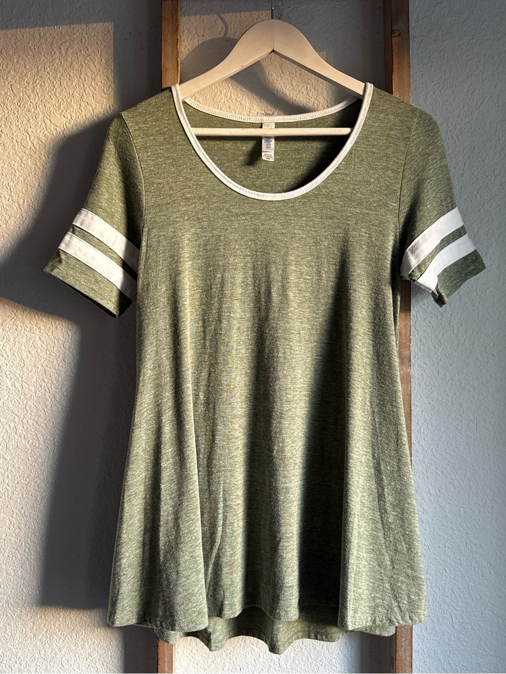 LuLaRoe Perfect Tee in Heather Green Sz: XXS